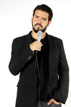Flávia Reis